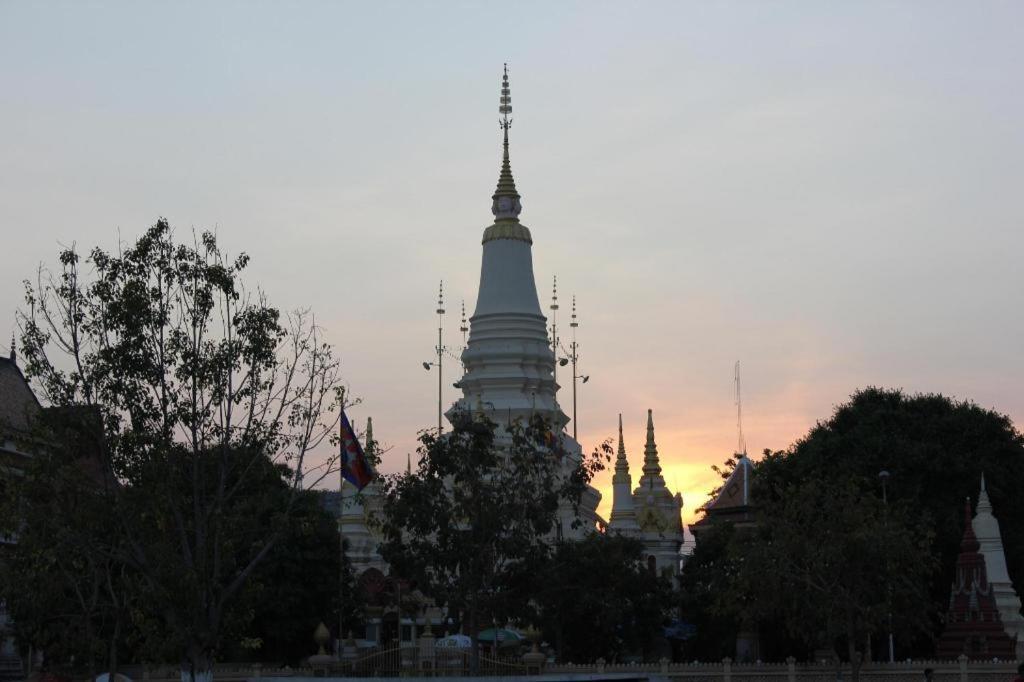 Jun Yue Hotel Phnom Penh Exterior photo