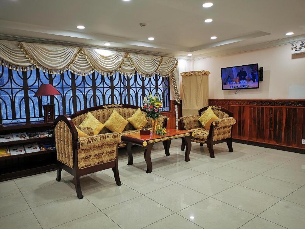 Jun Yue Hotel Phnom Penh Exterior photo