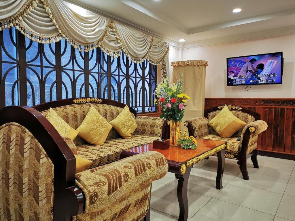 Jun Yue Hotel Phnom Penh Exterior photo