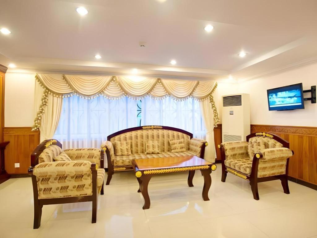 Jun Yue Hotel Phnom Penh Exterior photo