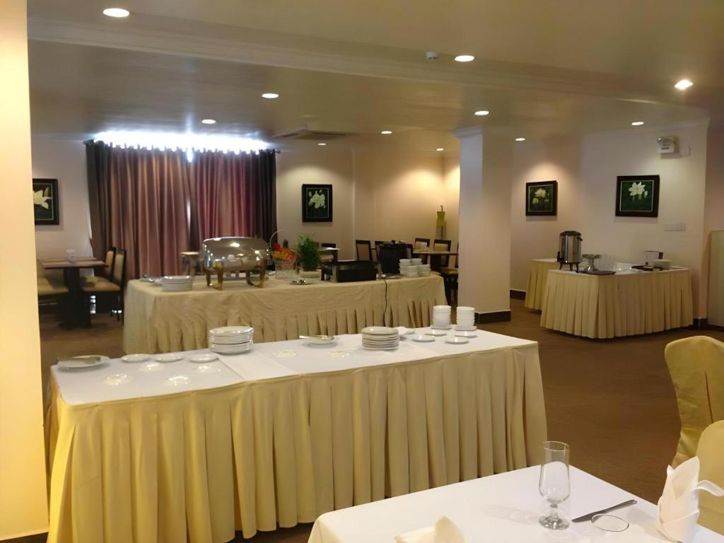 Jun Yue Hotel Phnom Penh Exterior photo